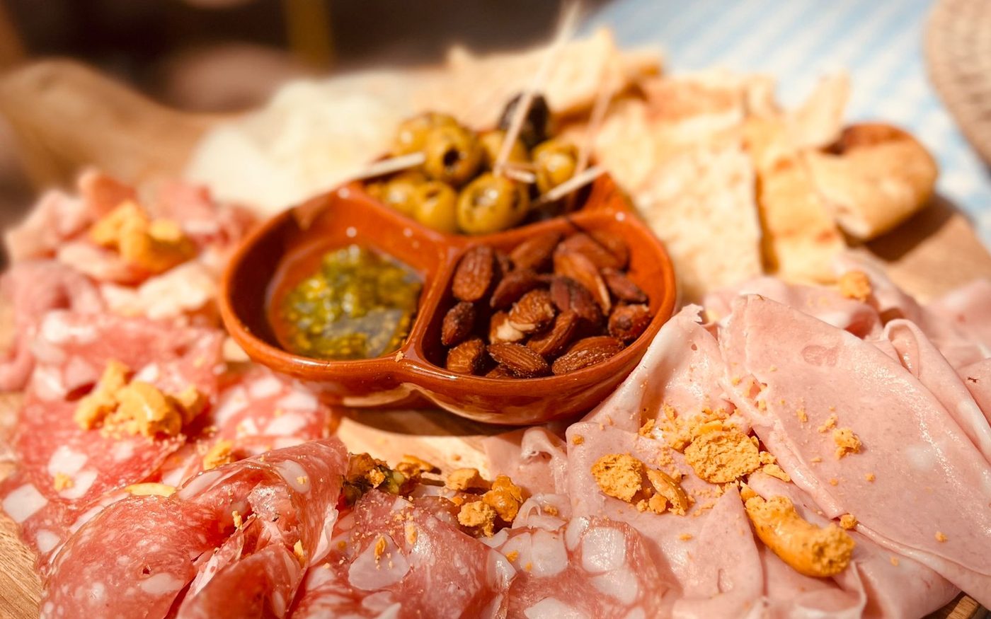 Luxe borrelplank met Italiaanse antipasti