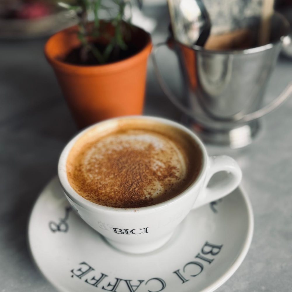 Cappuccino in een Bici Caffè-kopje