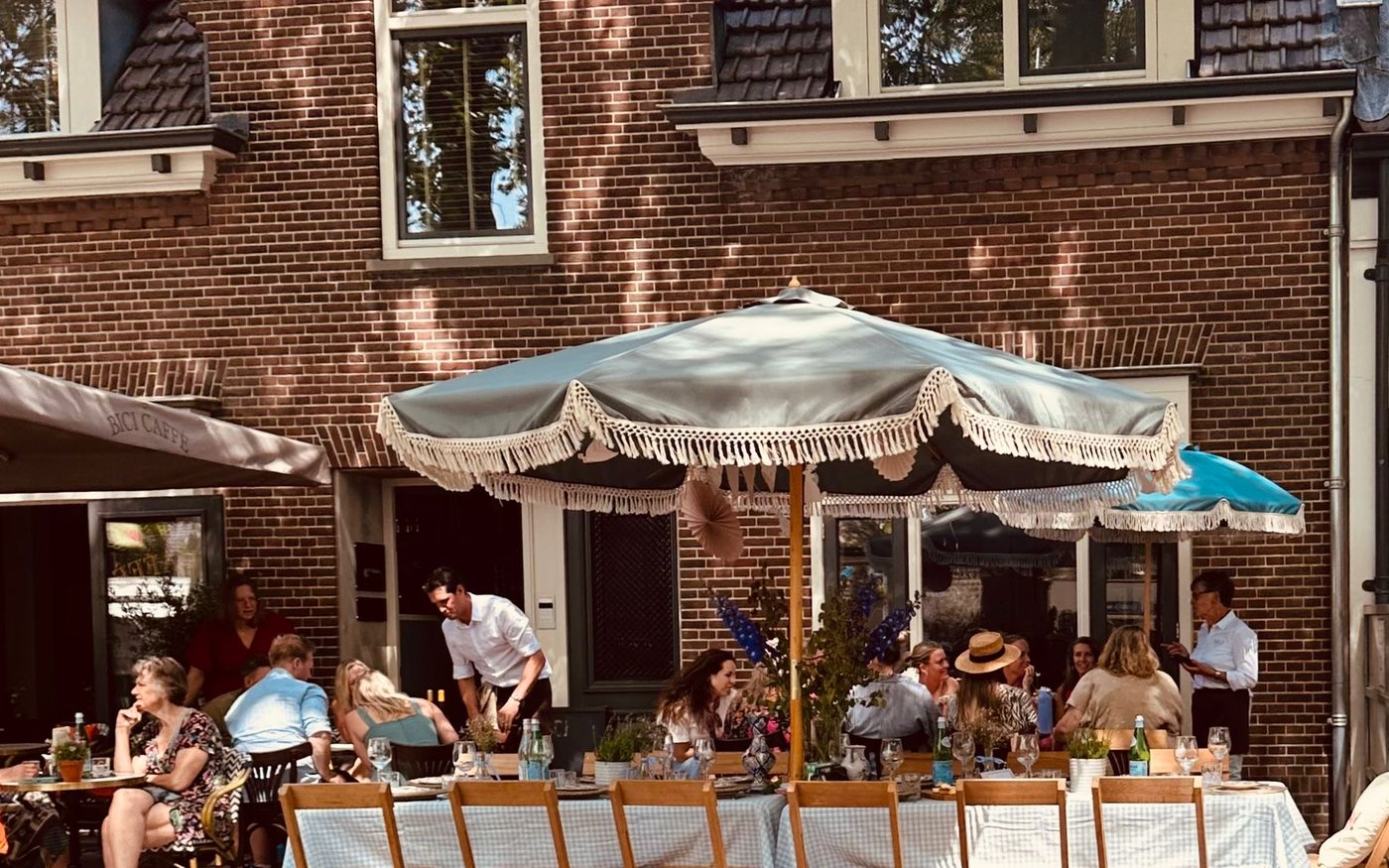 Lange gedekte tafel op het terras voor Bici Caffè aan het Plein in Houten