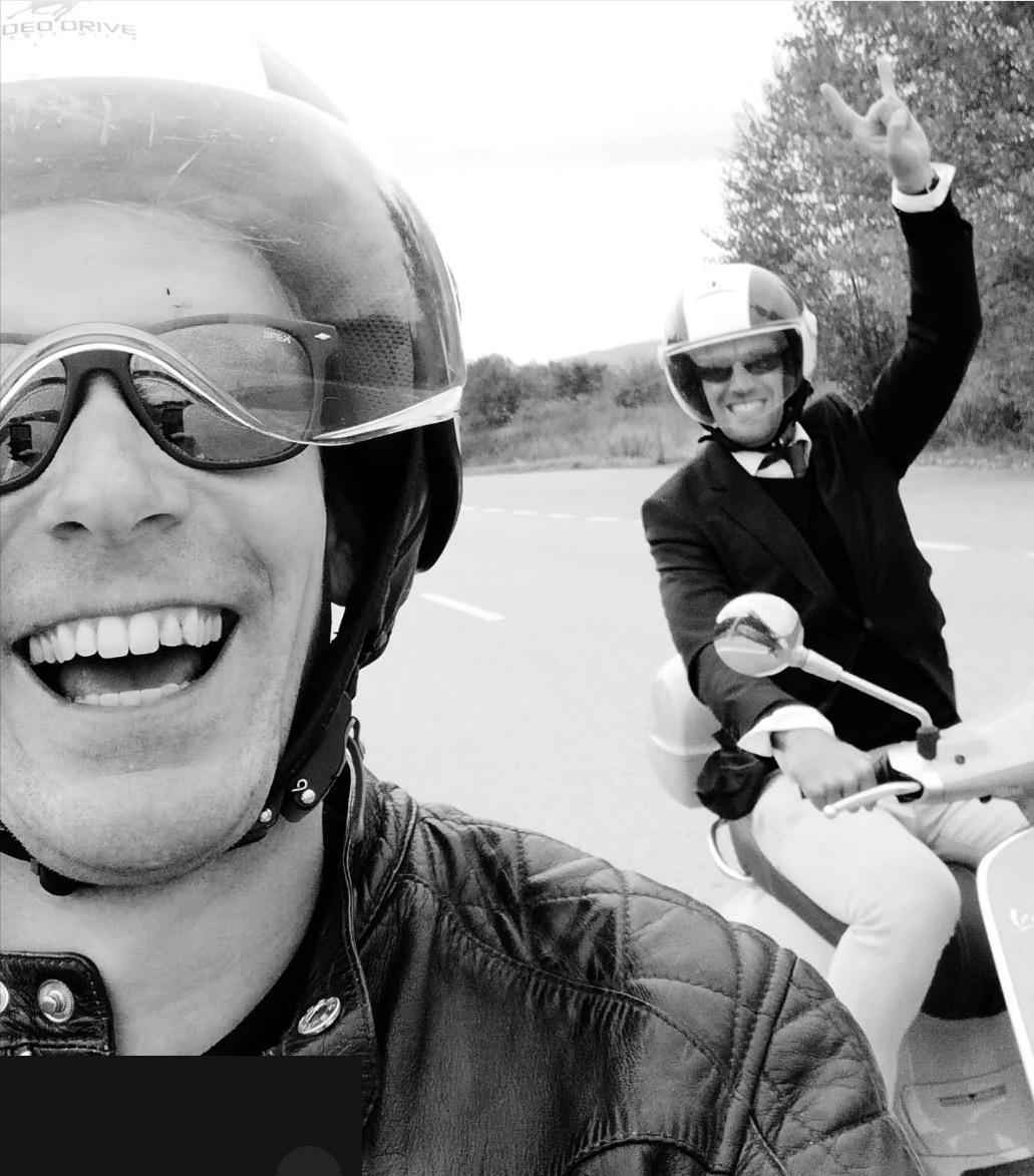 Freek en Djofre samen op de scooter