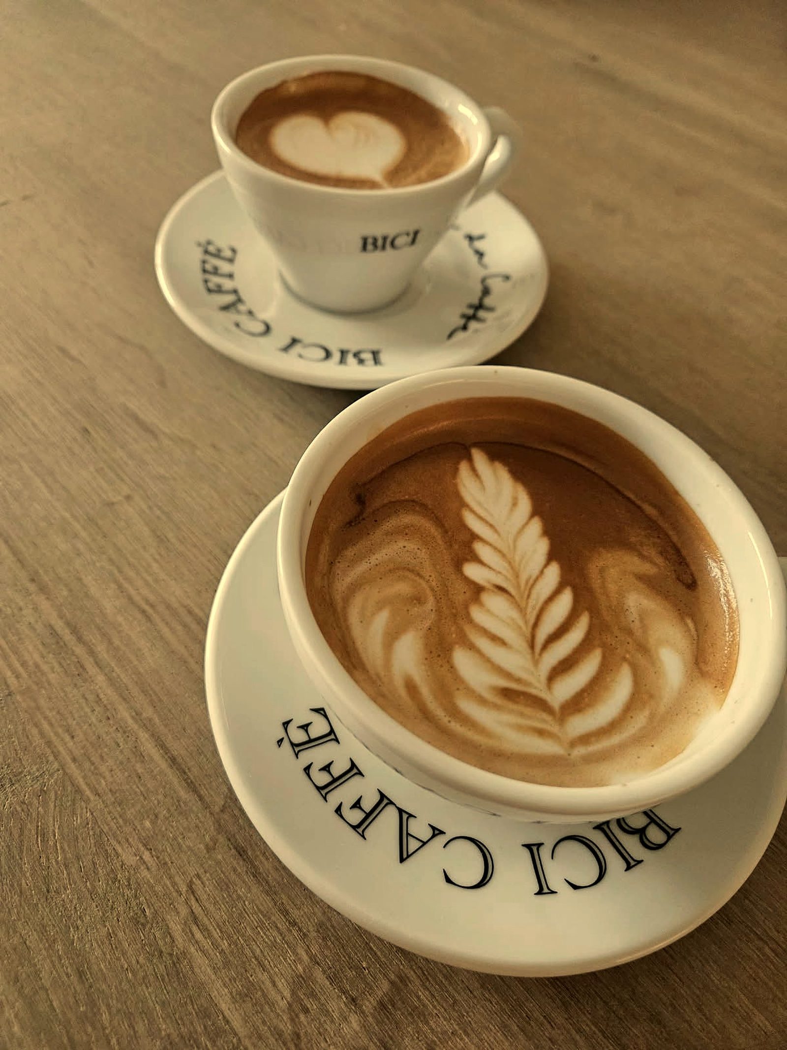 Latte art in Bici Caffè-kopjes
